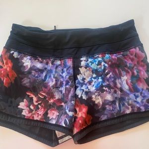LULULEMON FLORAL SPEED UP SHORTS- size 6 tall